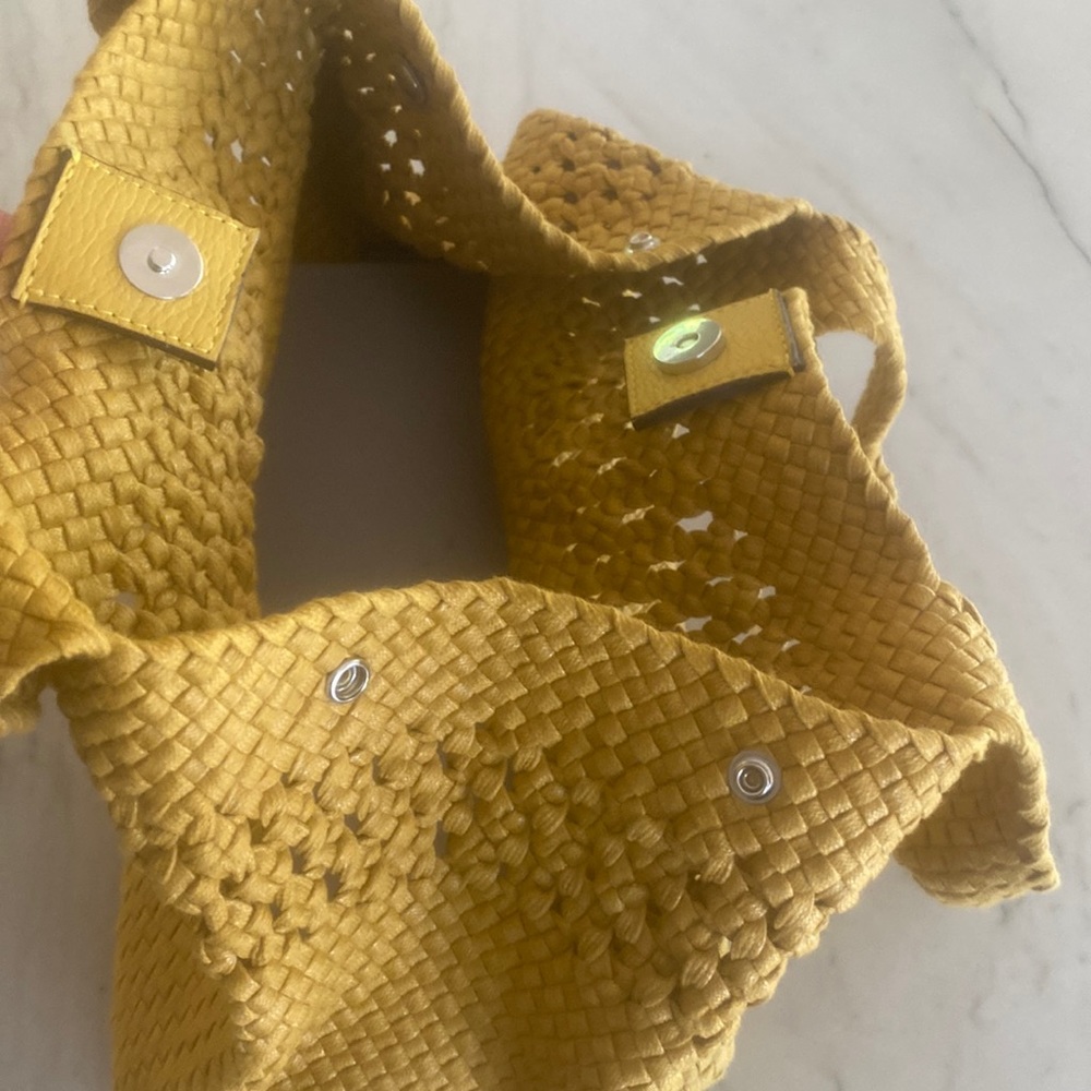 Ann Mashburn yellow woven tote bag - Picture 5 of 10